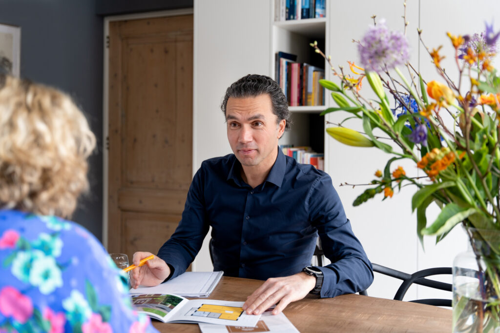 Frank Haze in gesprek met een klant