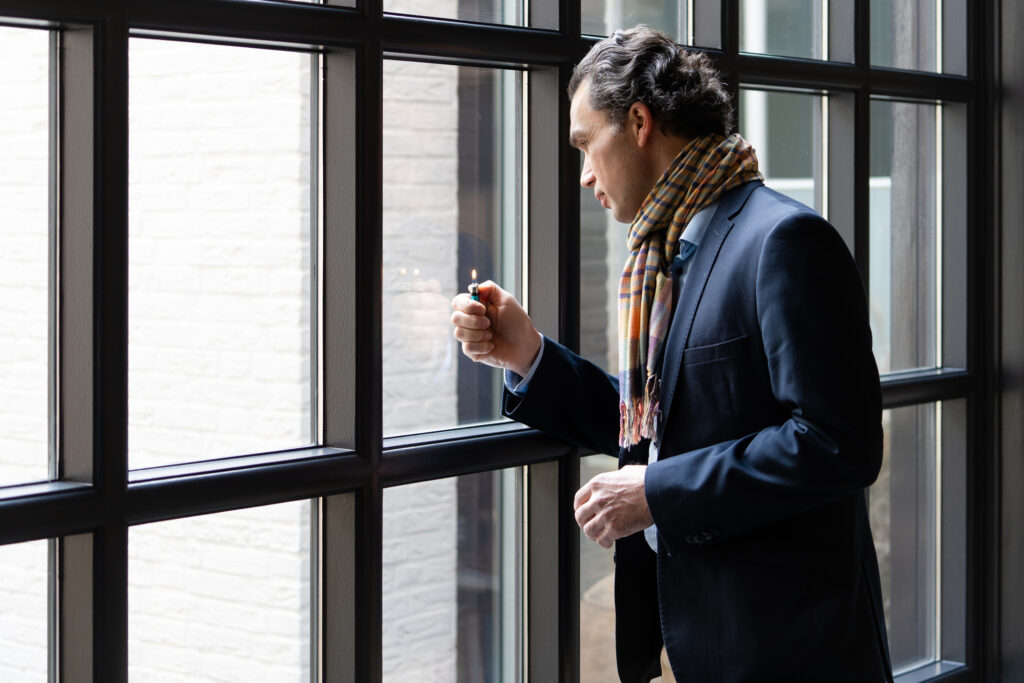 Frank bezig met het taxeren van een woning