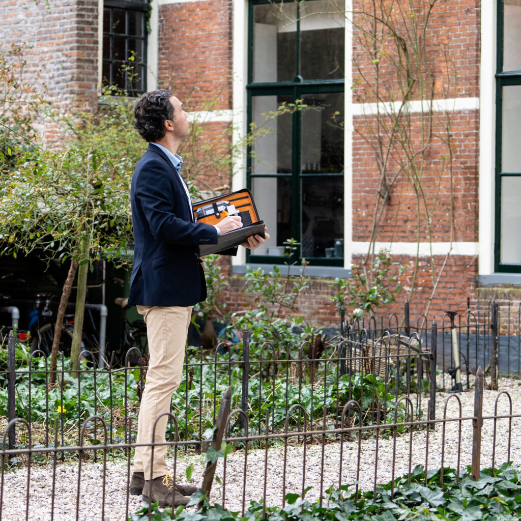 Frank bezig met het taxeren van een woning