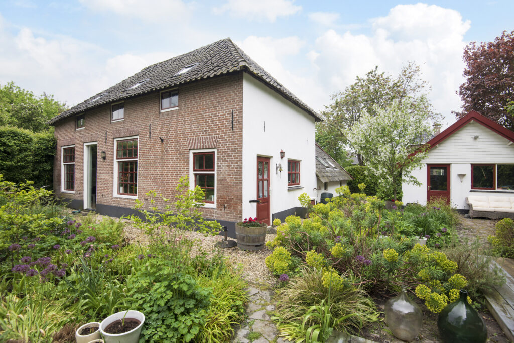 Verbouwde T-boerderij met garage en heerlijke tuin