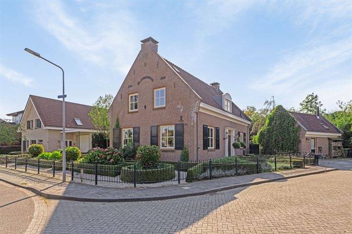 Vrijstaande woning met multifunctioneel bijgebouw