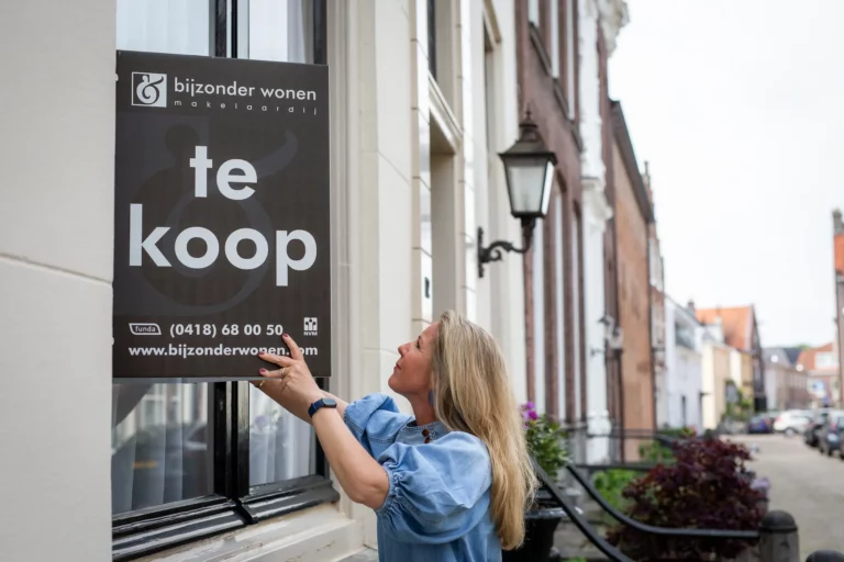 Plaatsing te koop bord in Zaltbommel