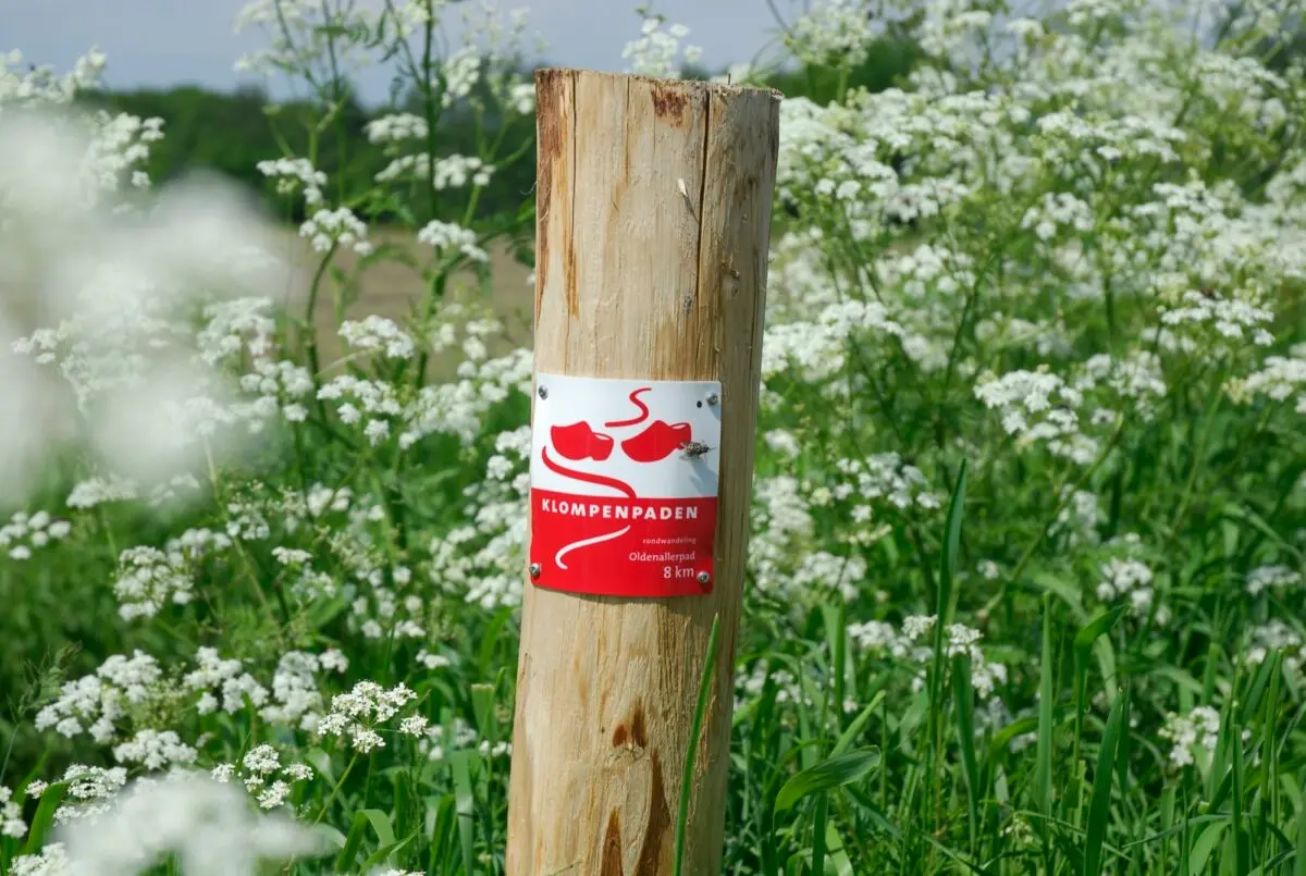 Foto van een paaltje van een klompenpad in Delwijnen